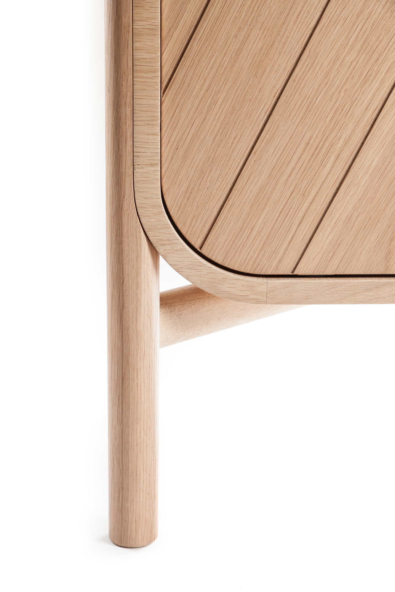 Detailaufnahme: Marius Sideboard aus Eiche natur, modernes Holz-Sideboard mit schrägen Linien und runden Formen.