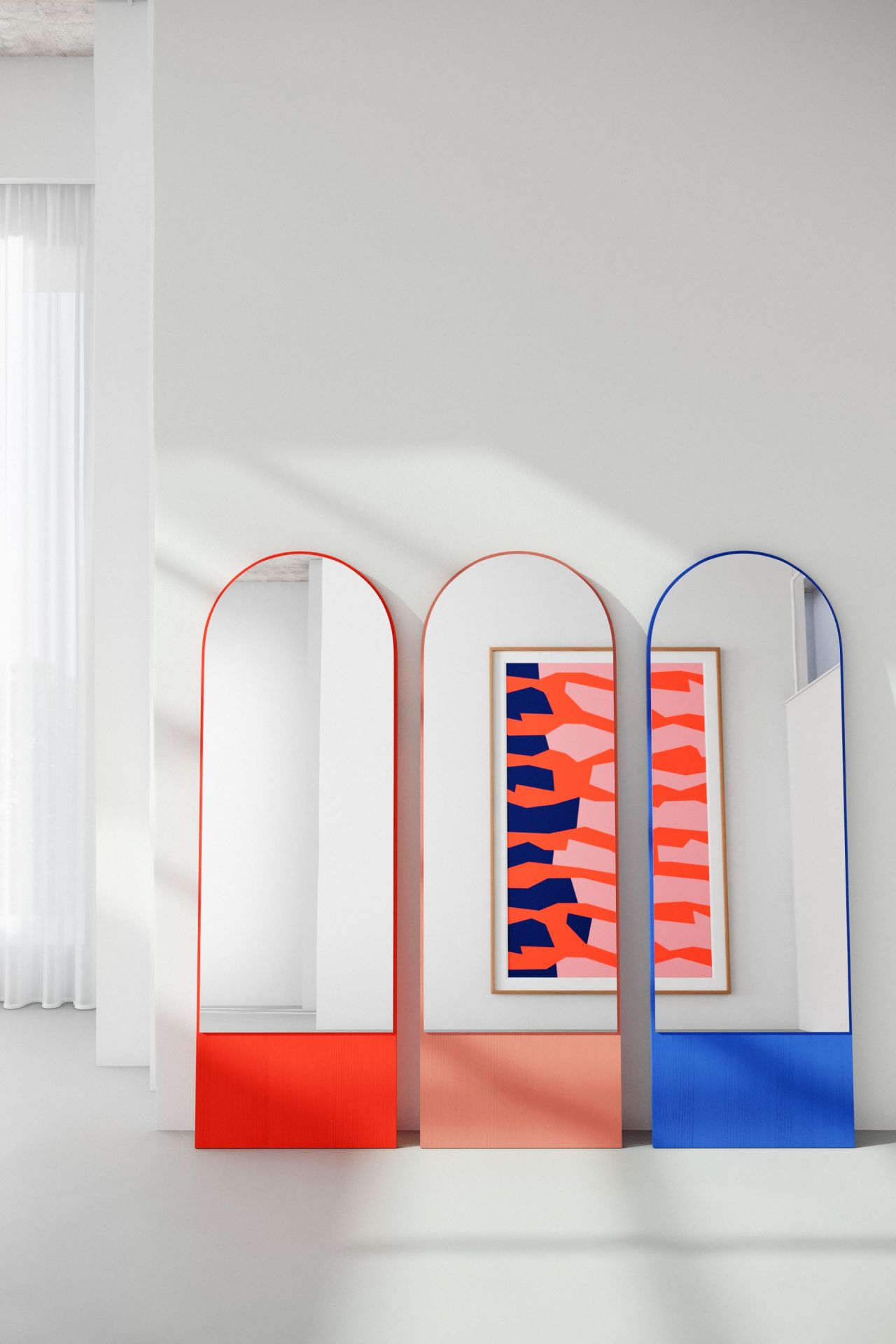 Drei moderne, farbige Standspiegel in Rot, Rosa und Blau für stilvolle Raumgestaltung und Dekoration.