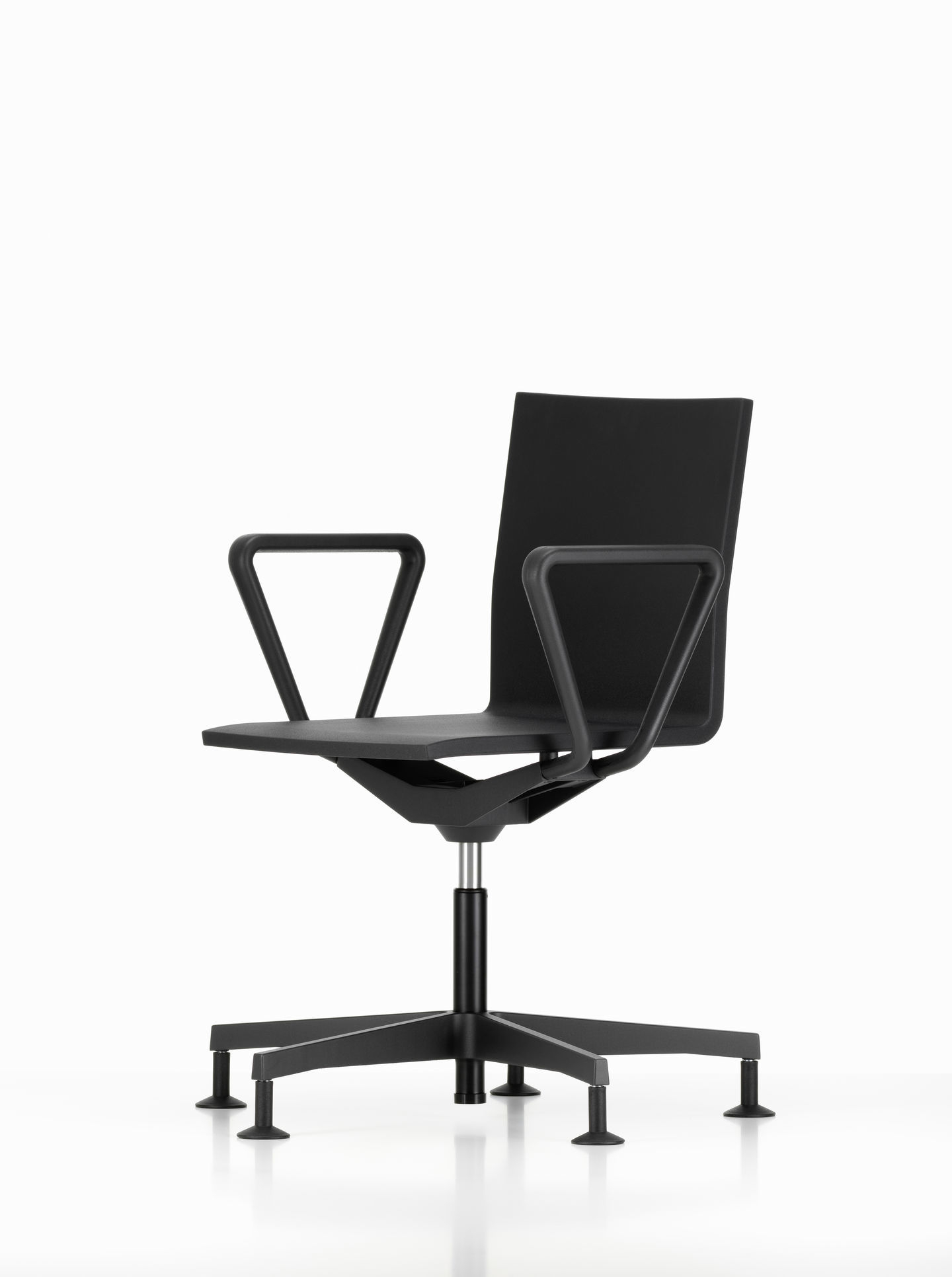 Schwarzer .04 Bürodrehstuhl von Vitra mit Armlehnen, ergonomisch und modern für das Büro.