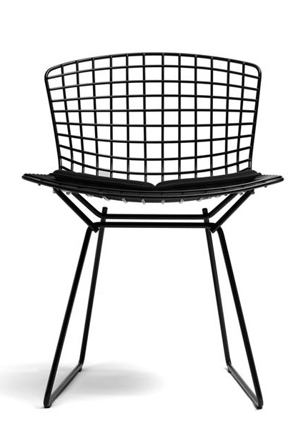 Schwarzer Bertoia Stuhl von Knoll International mit Sitzkissen, Drahtgeflecht und minimalistischem Design.
