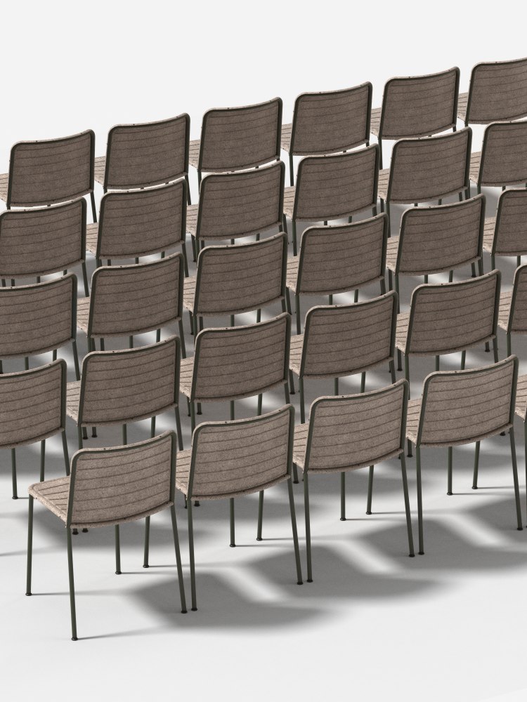 Flax Stacker Chair: Viele braune Stühle mit Metallgestell, ideal für Konferenzräume und Wartebereiche.