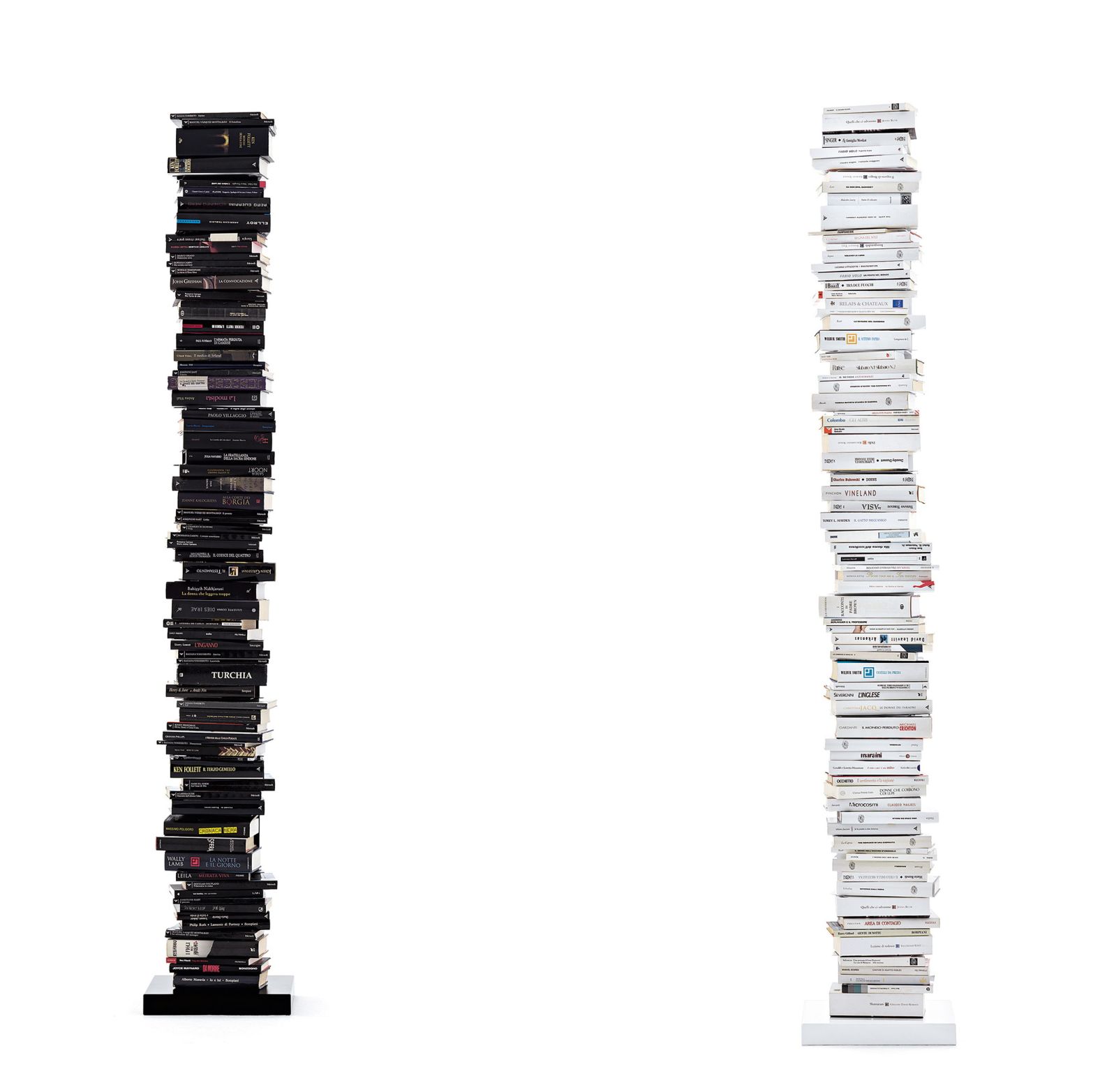 Ptolomeo Bücherregal: Zwei freistehende Säulen aus Büchern in Schwarz und Weiß. Designmöbel für Wohnzimmer.