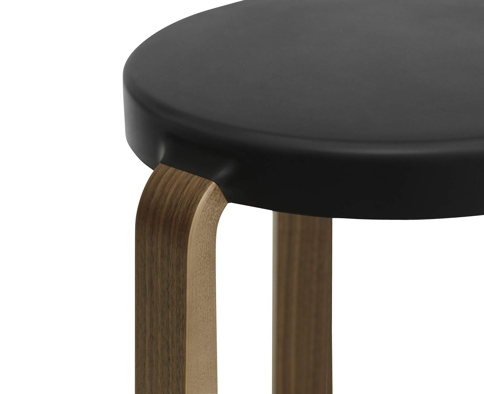 Detailaufnahme des Normann Copenhagen Tap Hockers mit schwarzer Sitzfläche und Holzbeinen.