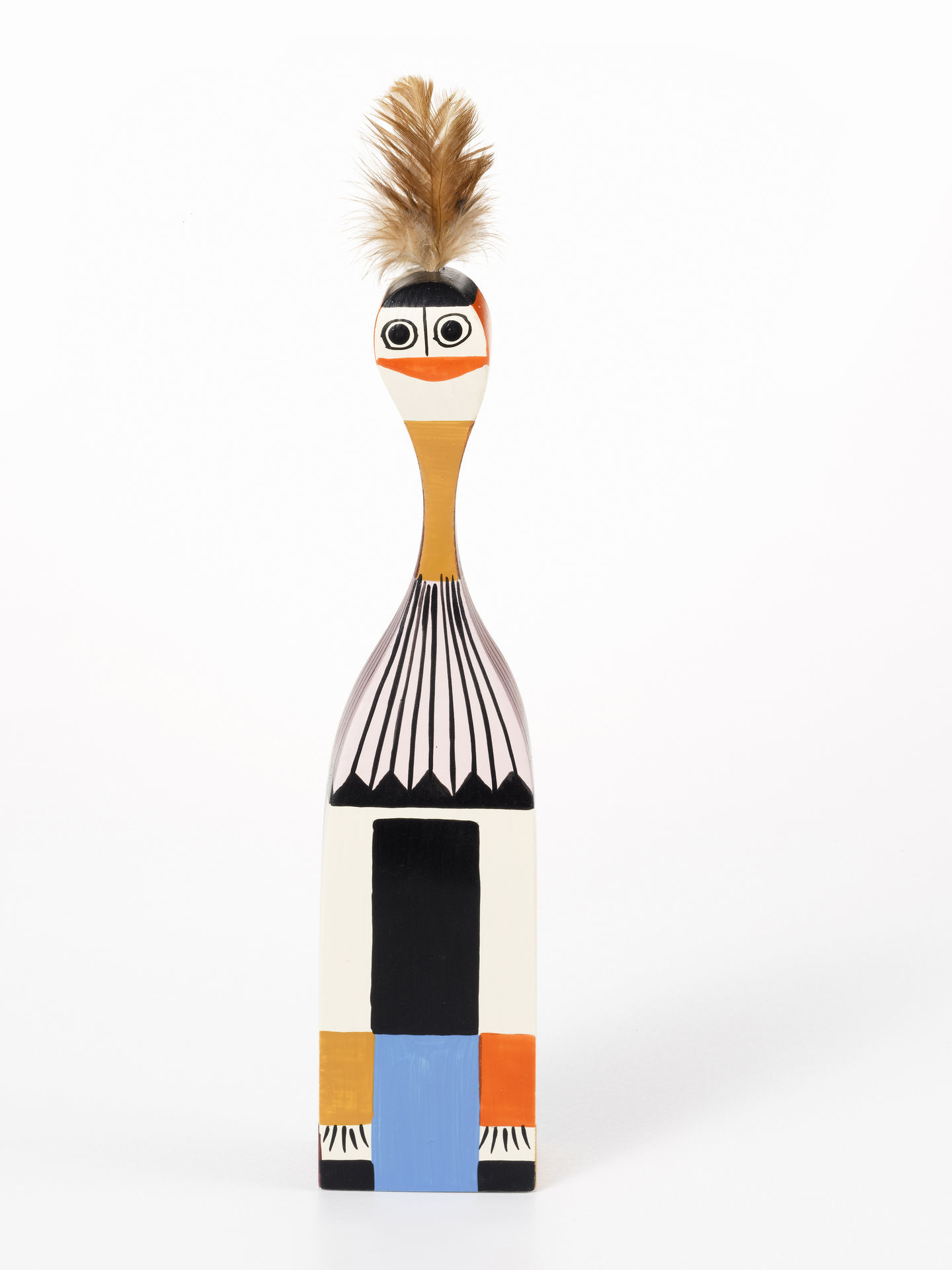 Vitra Wooden Doll Holzfigur, dekorative Sammlerfigur mit Federkopfschmuck und geometrischen Mustern auf weißem Hintergrund.