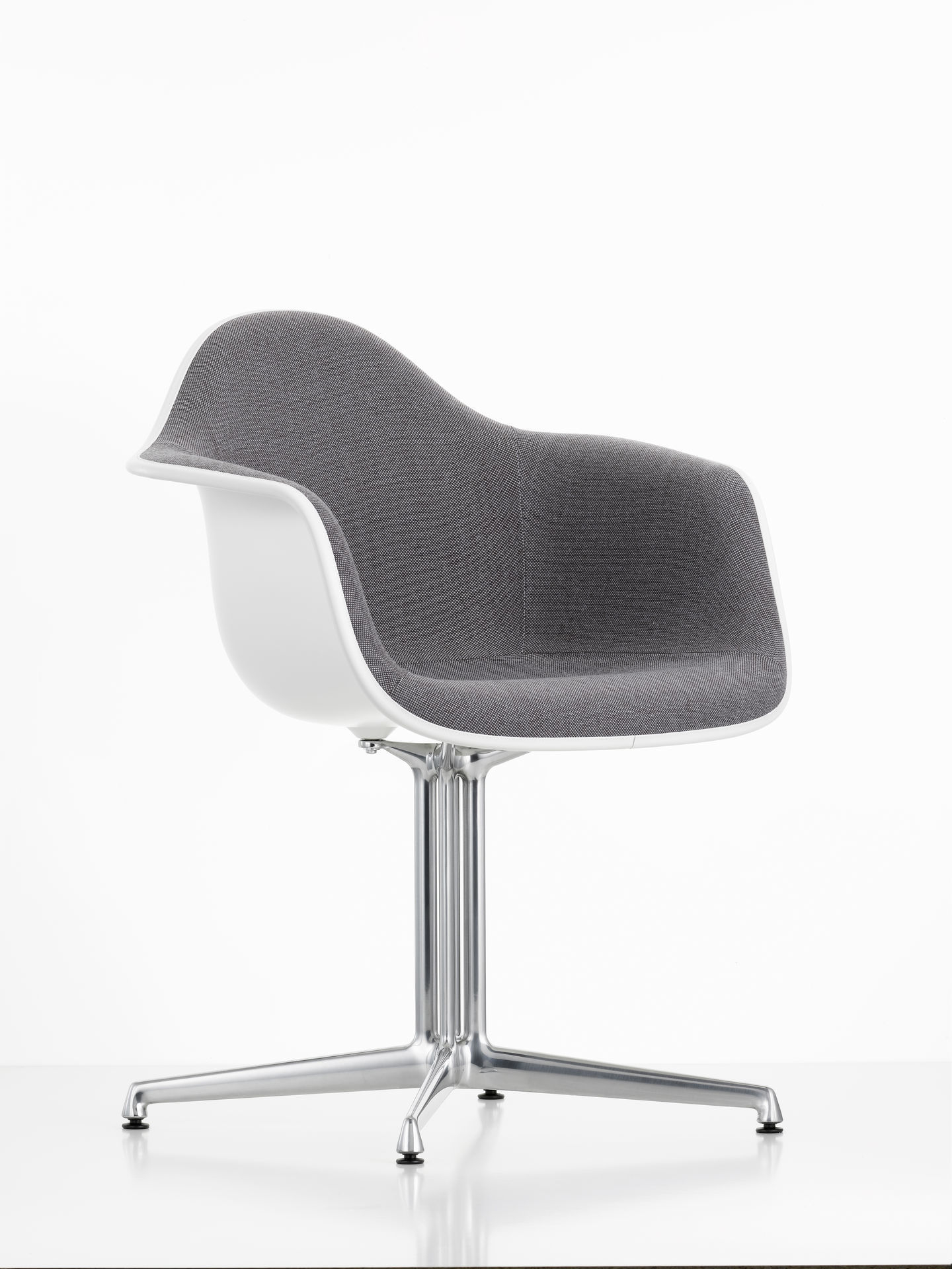 Vitra Eames Plastic Arm Chair DAL, vollgepolsterter Stuhl mit weißer Sitzschale und Aluminiumfuß.