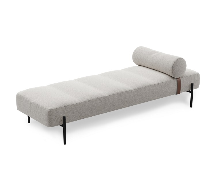 Daybe Daybed Liege Northern in hellem Stoff mit Rolle und schwarzen Füßen.