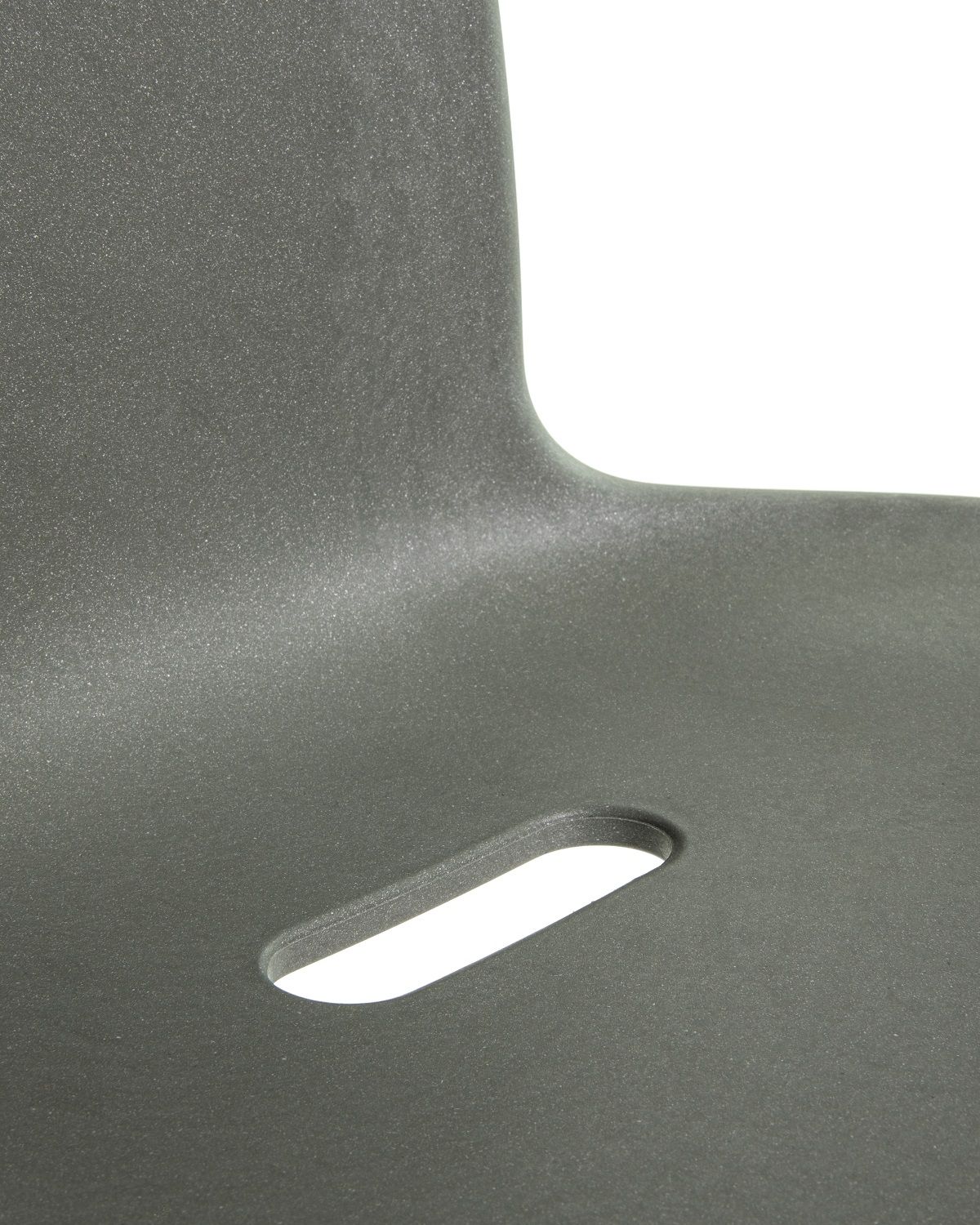 Detailaufnahme des grauen RE Air-Chair Stuhls von Magis, hergestellt aus 100% recyceltem Material, für den Innen- und Außenbereich.