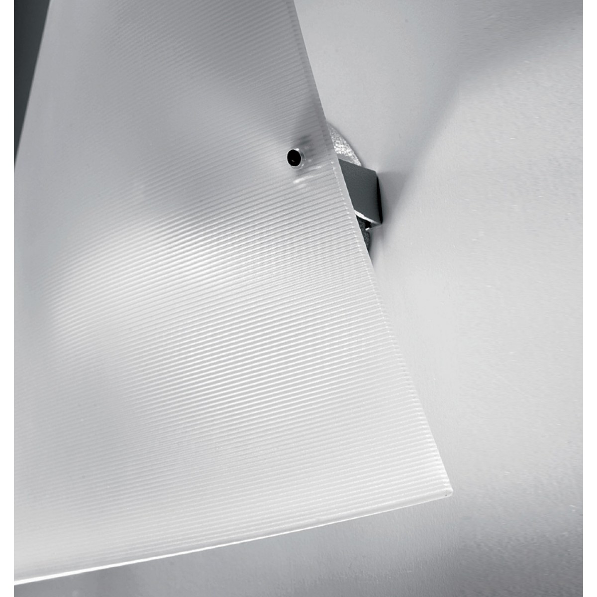 Nahaufnahme der Foscarini Folio Wandleuchte mit gerippter Oberfläche und silberner Halterung.