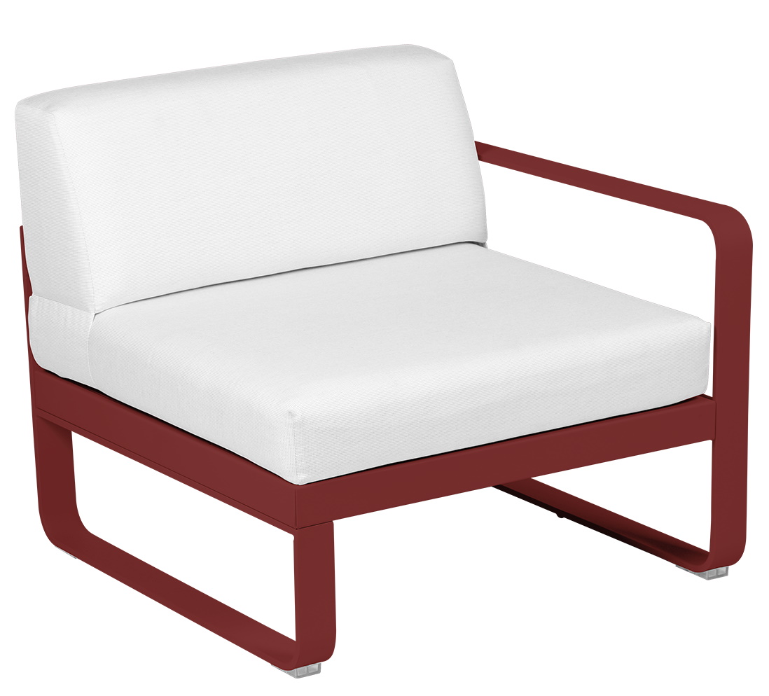Fermob Bellevie Outdoor Sofa 1-Sitzer Modul rechts, rotes Gestell mit weißen Kissen.