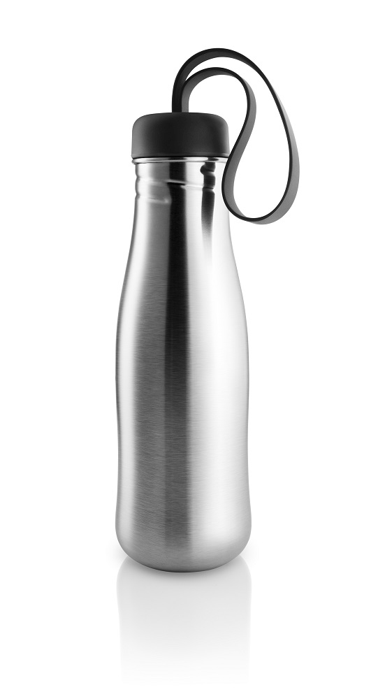 Edelstahl Trinkflasche von Eva Solo mit schwarzem Deckel und praktischem Trageband.