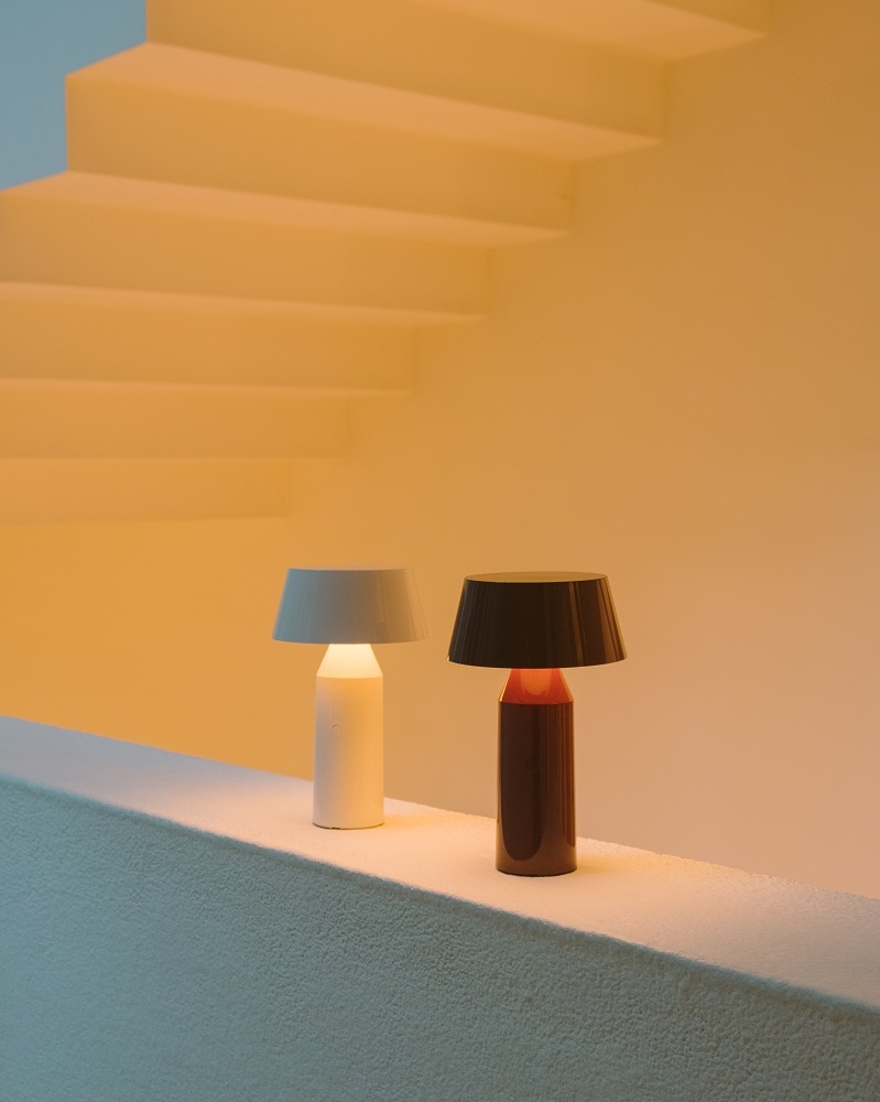 Zwei Bicoca Tischleuchten von Marset, Akkuleuchten in Weiß und Braun, modernes Design.