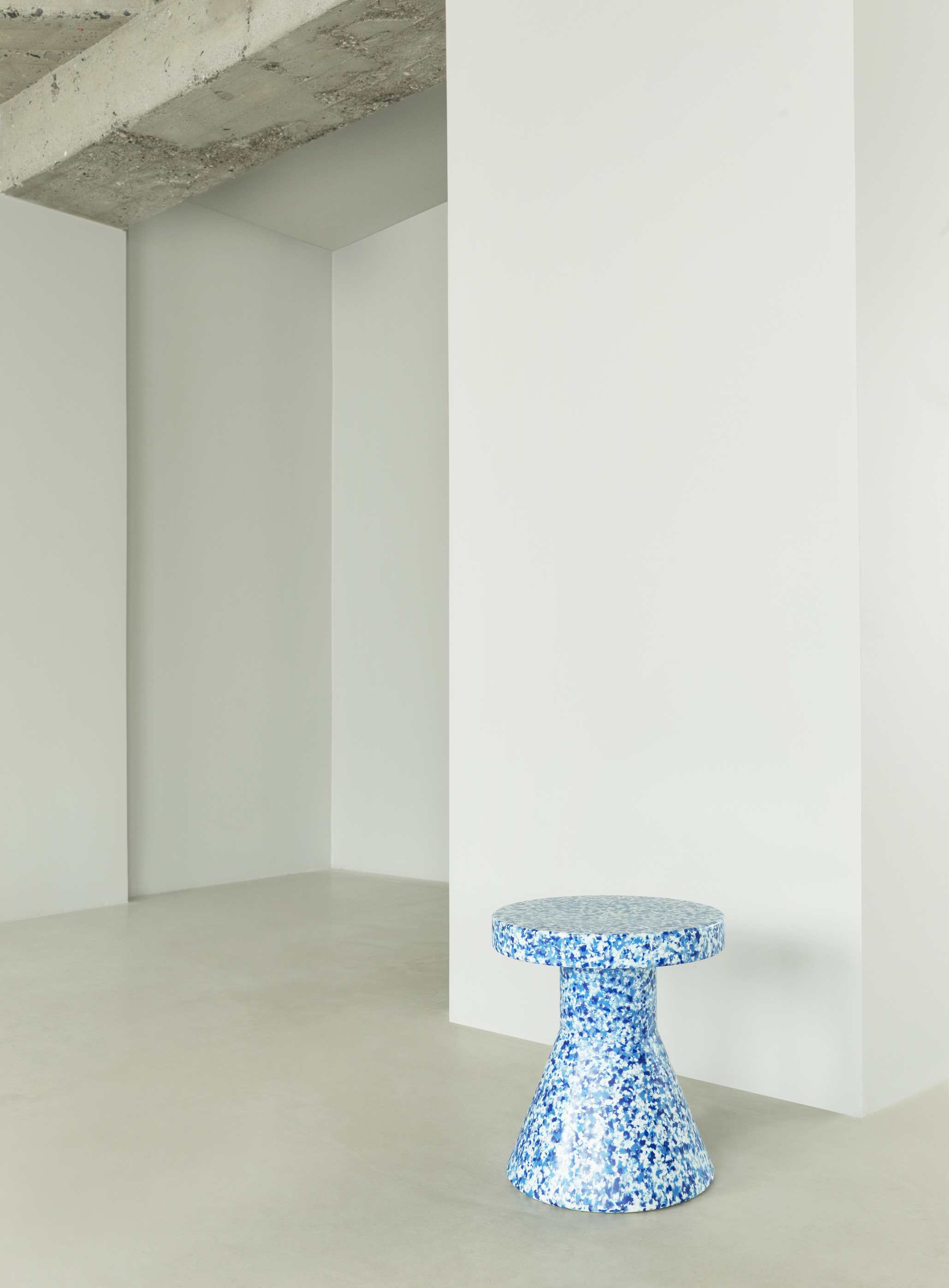 Blauer Bit Stool Cone Hocker von Normann Copenhagen im minimalistischen Interieur, modernes Möbeldesign.
