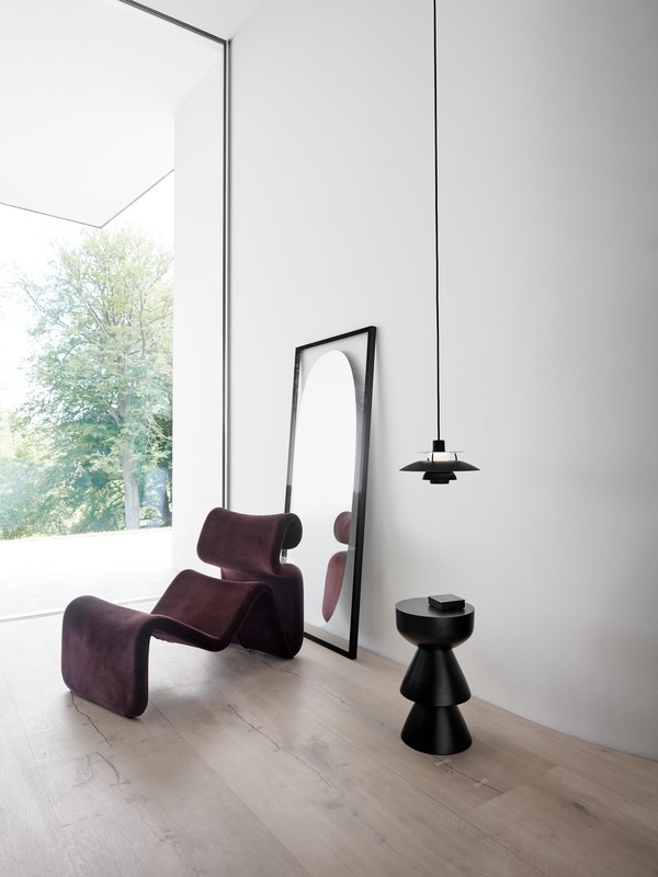 Schwarze PH 5 Mini Pendelleuchte von Louis Poulsen über einem Beistelltisch in modernem Interieur.