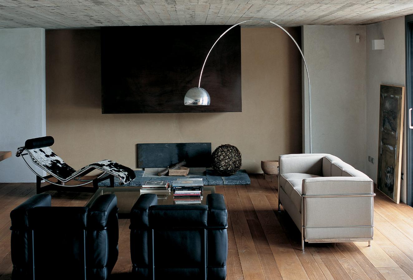 Wohnzimmer mit Cassina Dreisitzer Sofa, Fauteuils und Liege, modernes Design, hochwertige Möbel.