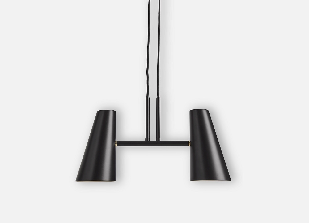 Schwarze Cono Pendelleuchte von Woud mit zwei konischen Lampenschirmen, modernes Design für Wohnräume.