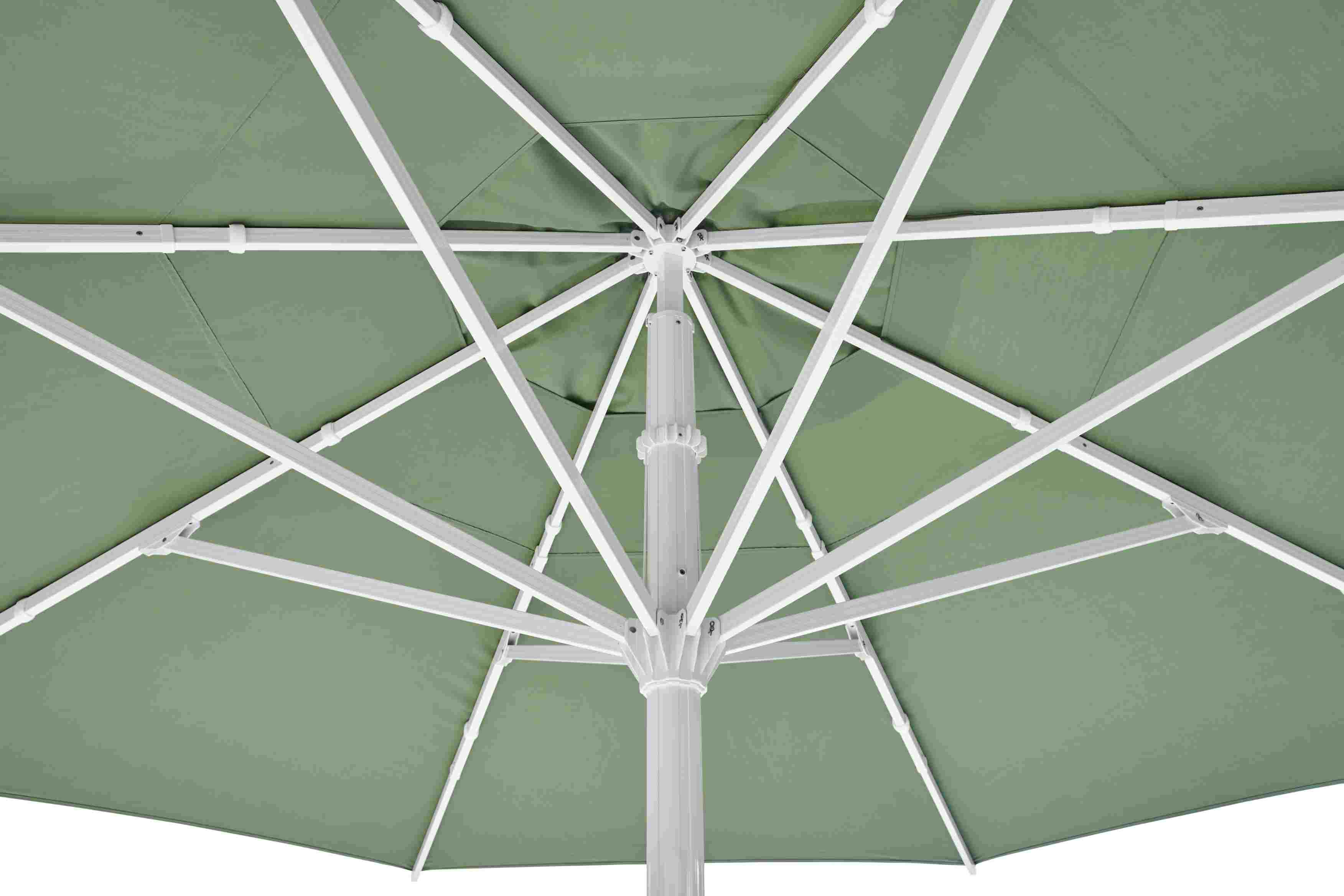 Detailaufnahme des Weishäupl Teleskopschirm Sonnenschirms von unten, zeigt das grüne Schirmdach und das weiße Gestell.