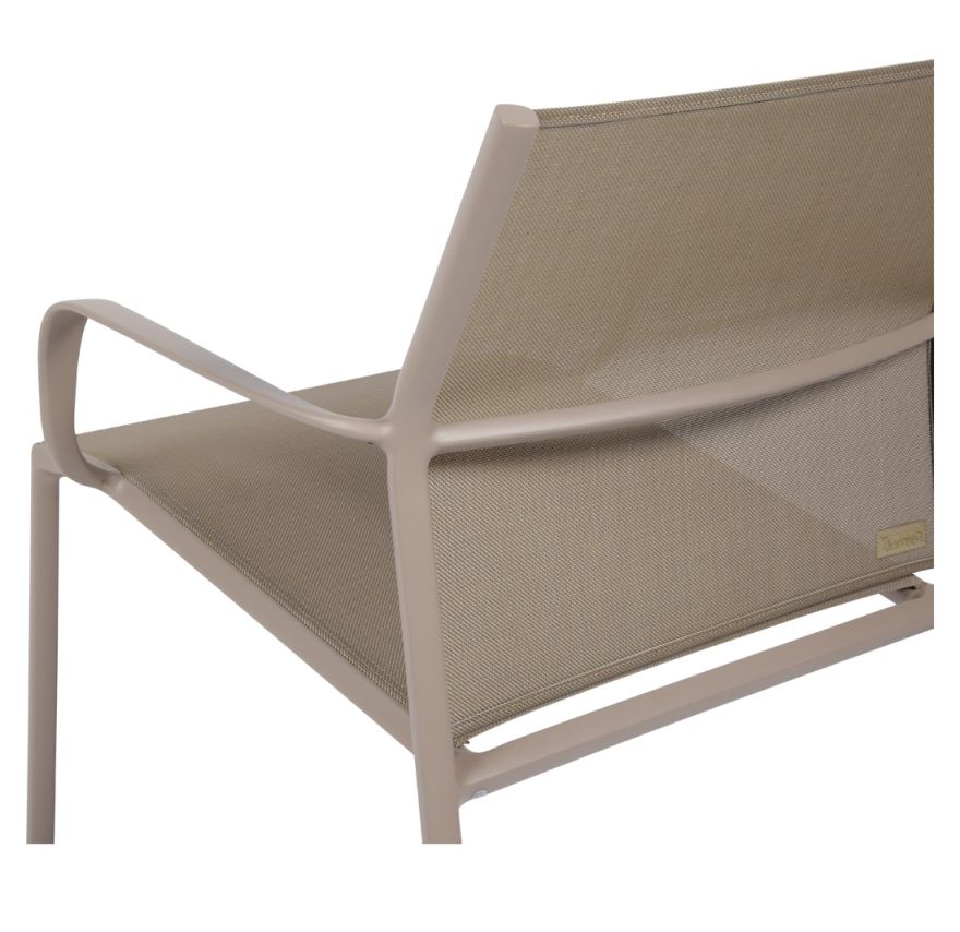 Detailaufnahme des Cadiz Outdoor Sessels von Fermob in Taupe, moderner Gartenstuhl mit Armlehne.
