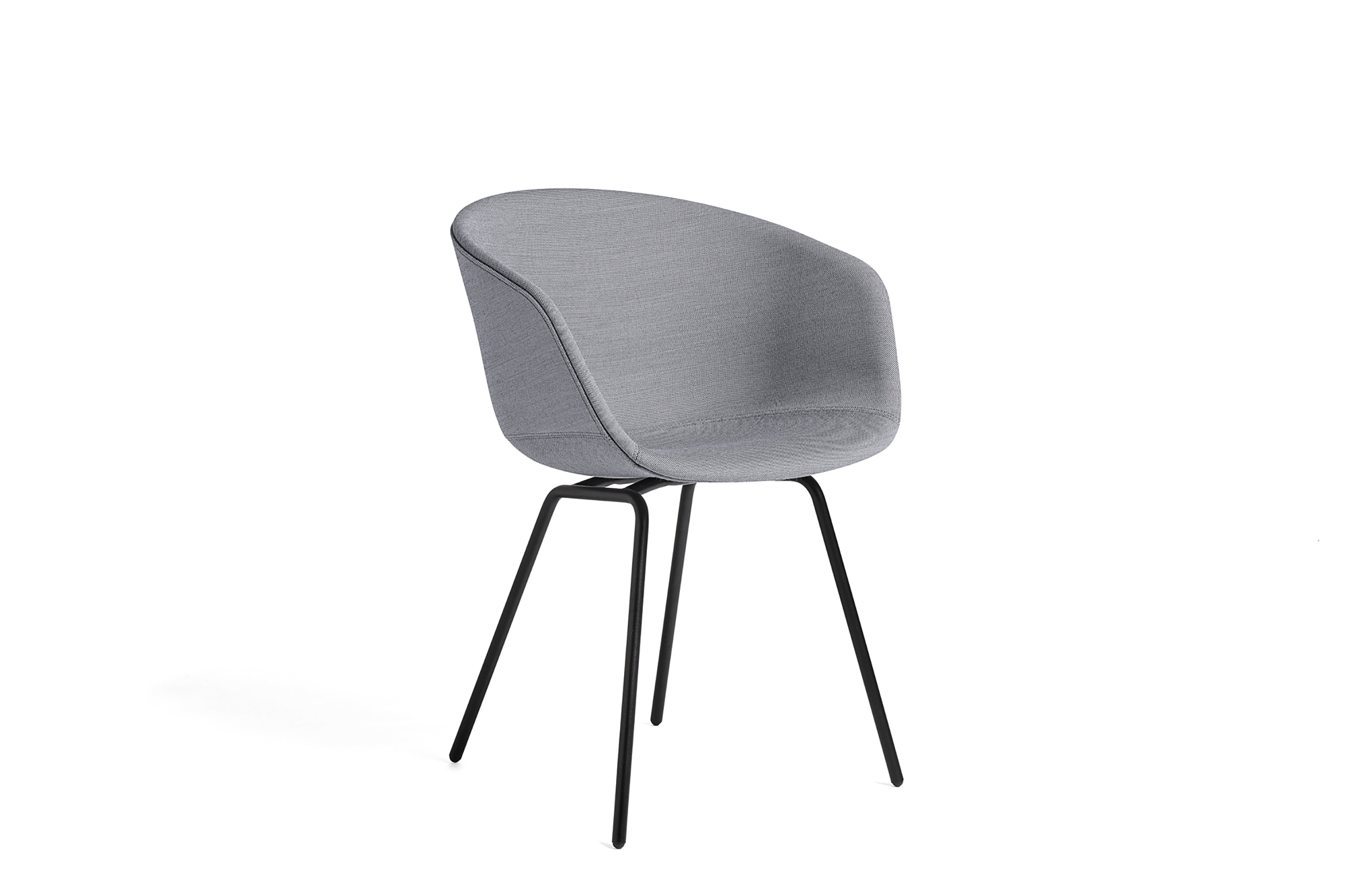 About A Chair AAC27 Stuhl von Hay mit grauem Stoffbezug und schwarzem Metallgestell.