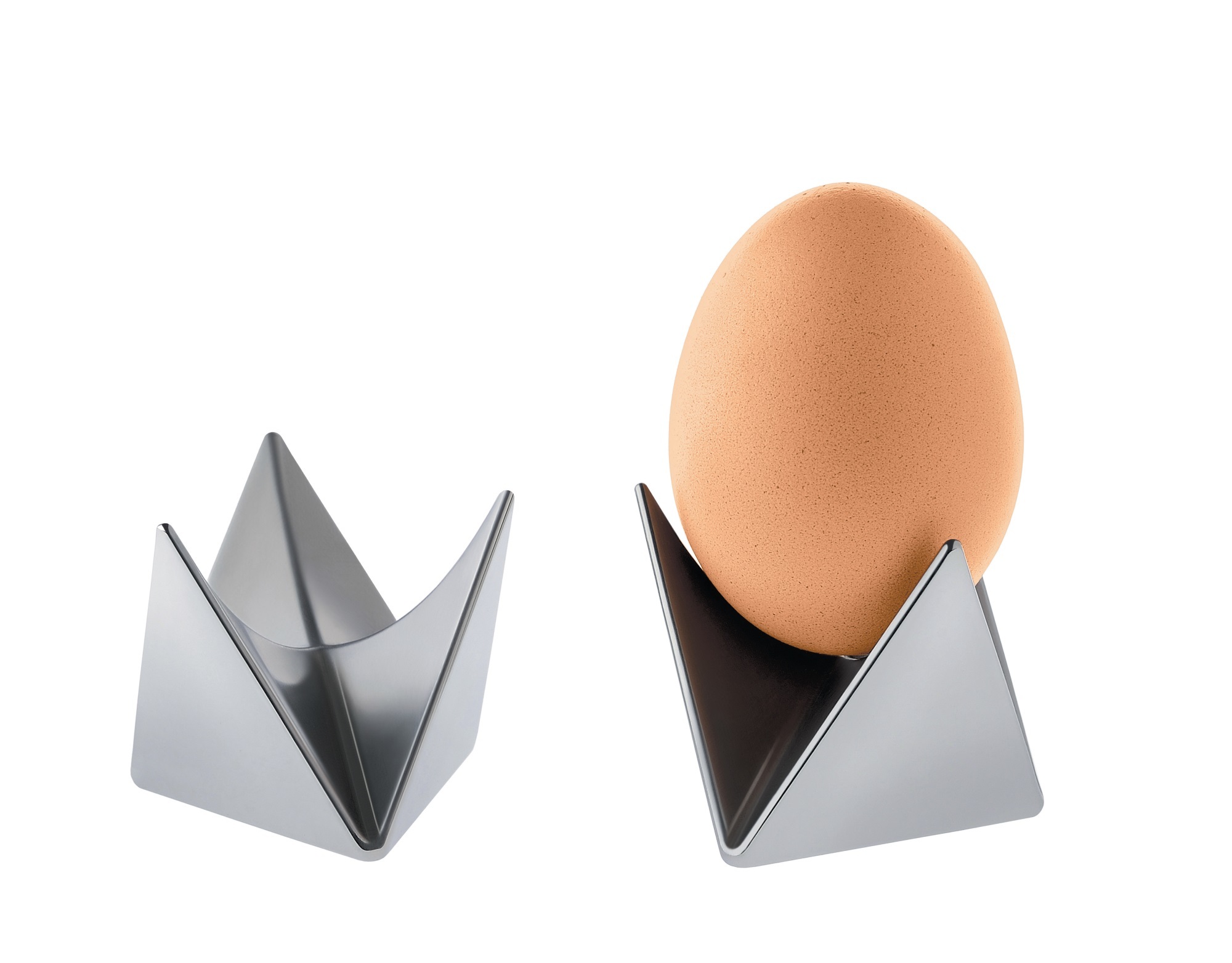 Alessi Roost Eierbecher-Set: Zwei moderne, silberfarbene Eierbecher, einer mit braunem Ei. Design Eierbecher.