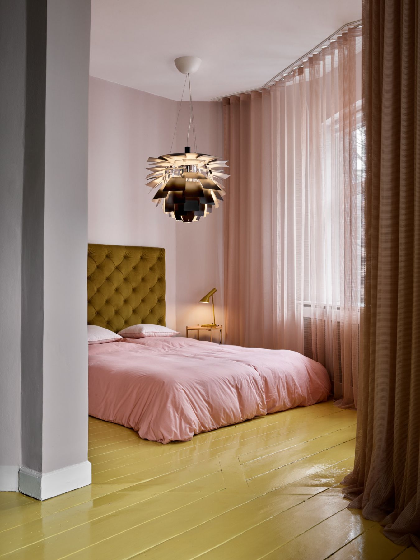 Nahaufnahme einer PH Artichoke Pendelleuchte im Schlafzimmer, Design-Klassiker von Louis Poulsen, modernes dänisches Design.