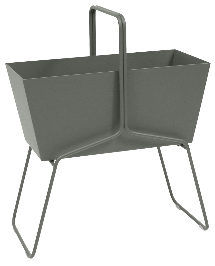 Grauer, hoher Basket Blumenkasten von Fermob mit Tragegriff und filigranem Metallgestell.