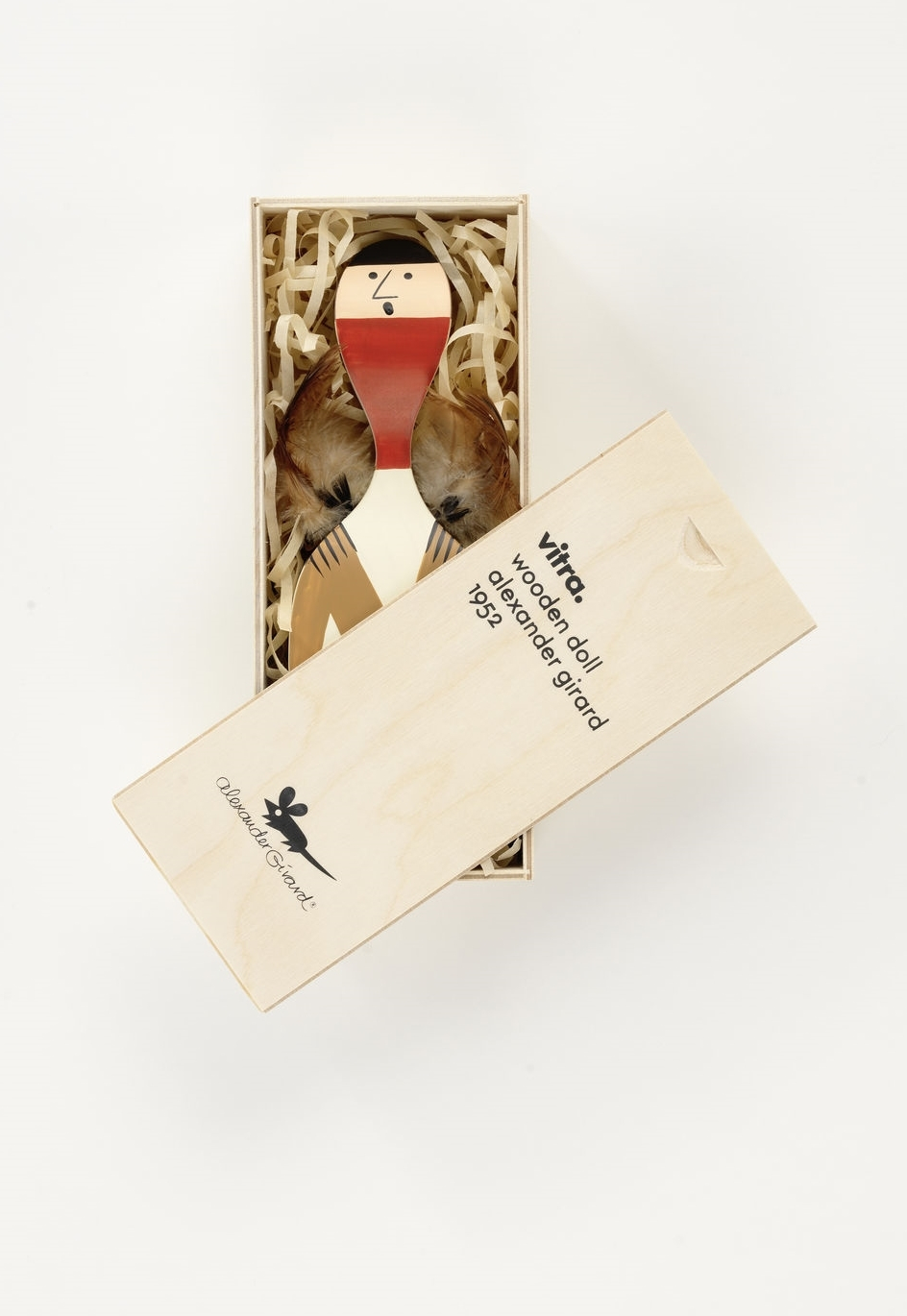 Vitra Wooden Doll No. 10 in Holzschatulle, dekorative Holzfigur mit Federn und geometrischen Mustern.