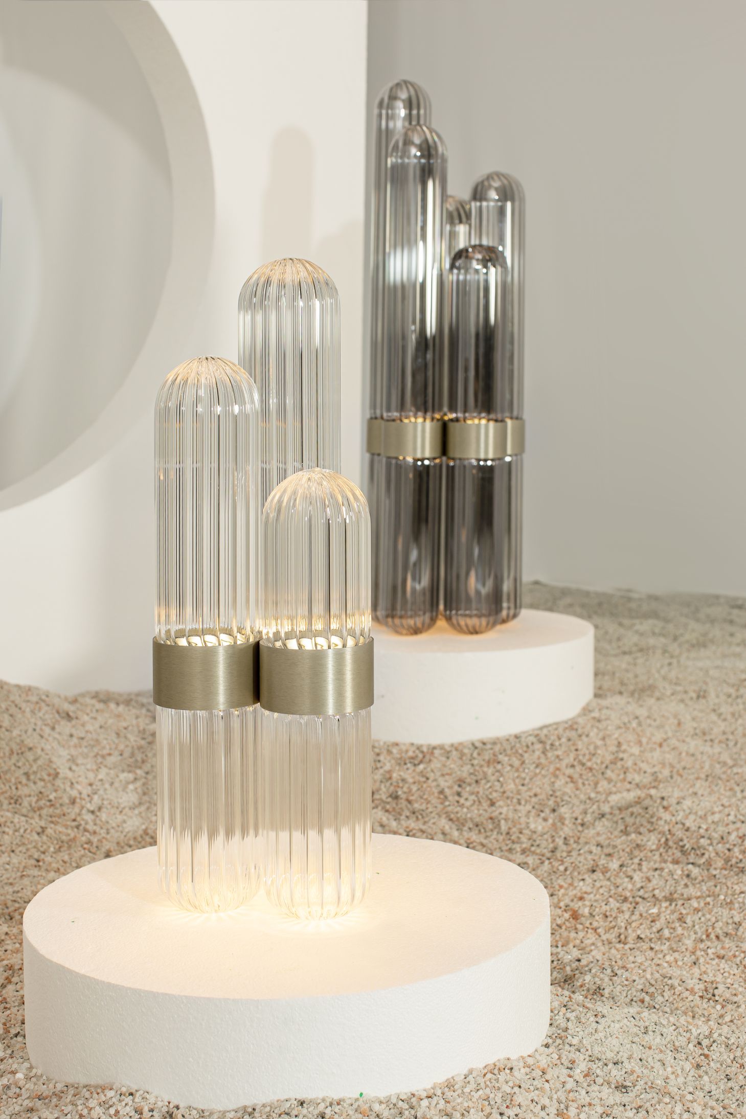 Nahaufnahme der Cactus Stehleuchte von Pulpo mit LED, Glasstäben und Messingring auf Podest.