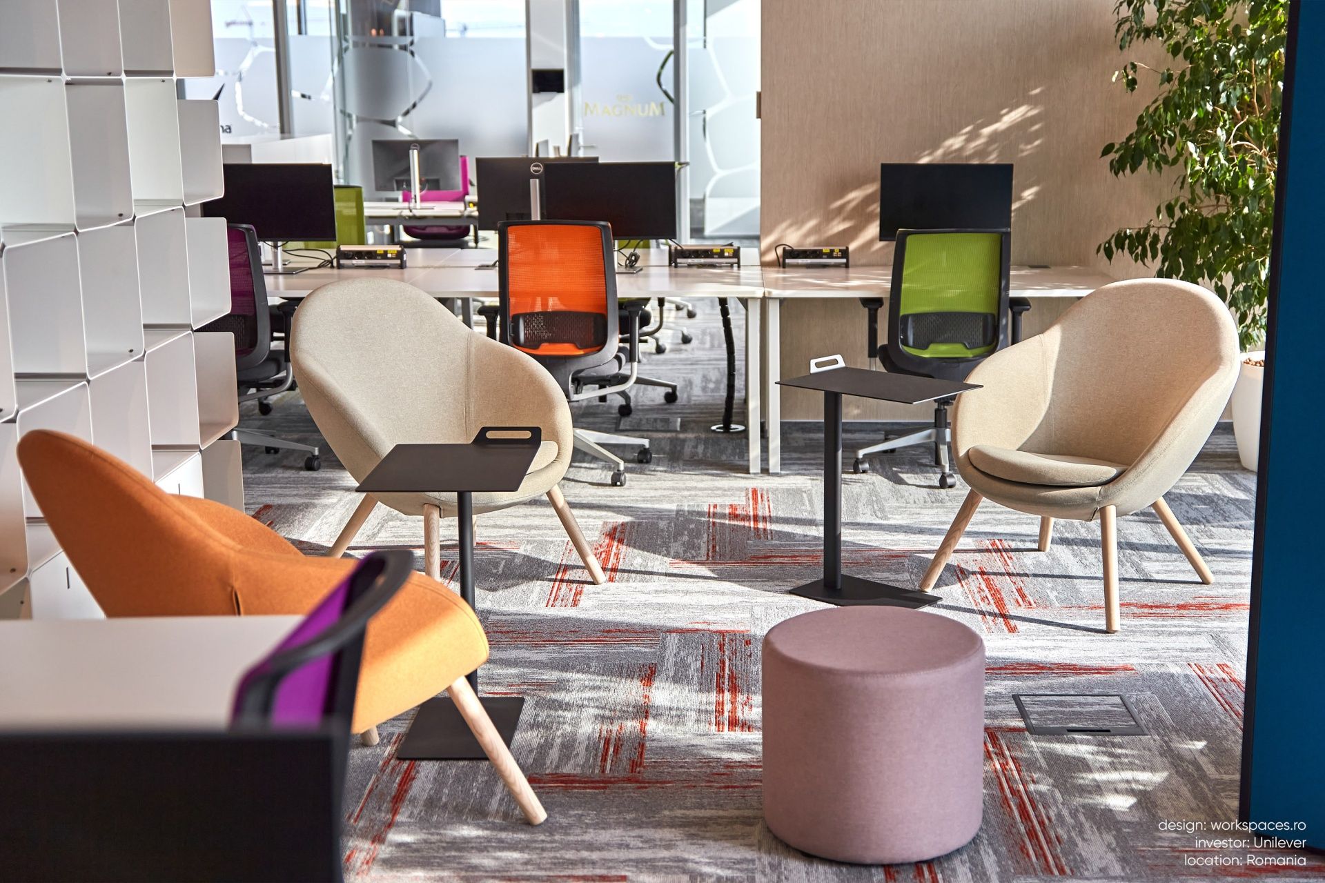 Bejot point POP R 450 Pouf, runder Sitzhocker auf Rollen, rosa, im modernen Büroraum.