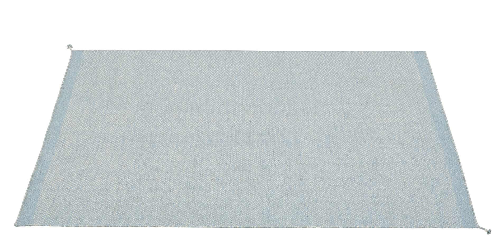 Muuto Ply Rug: Rechteckiger, hellblauer Teppich aus recyceltem Polyester für den Innen- und Außenbereich.