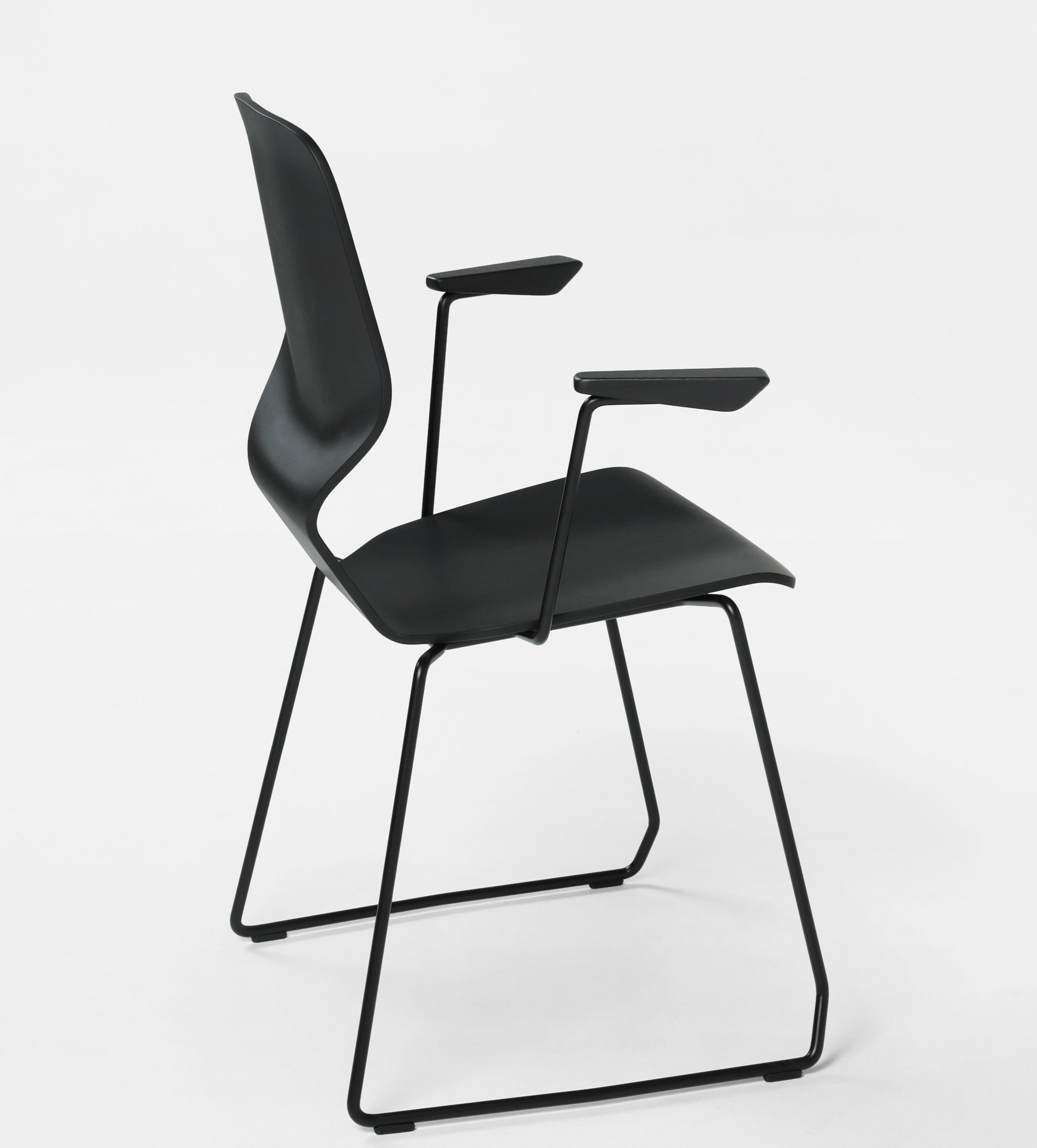 Schwarzer Oblikant Stuhl von Prostoria mit Kufengestell, minimalistisches Design für Esszimmer oder Büro.