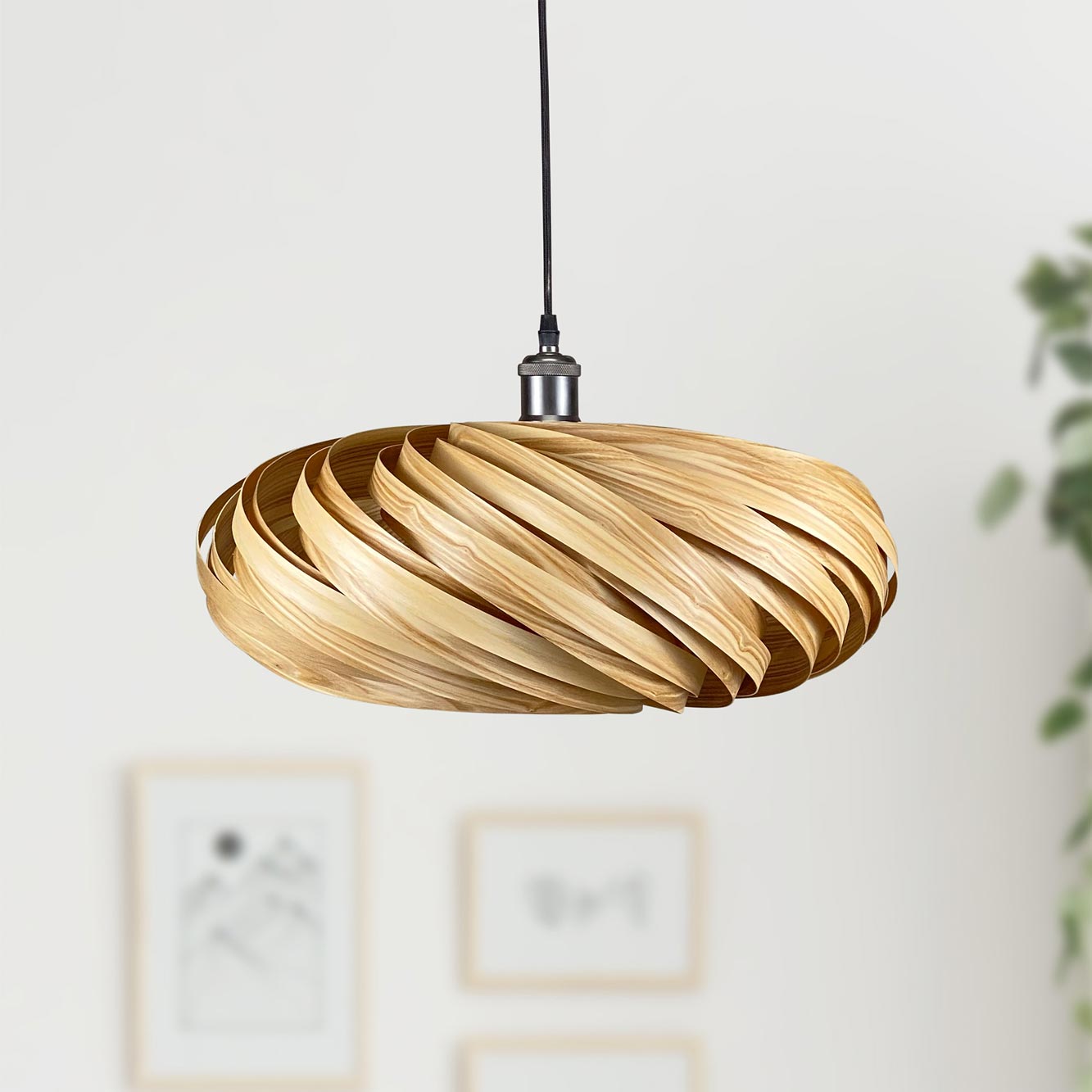 Veneria Hängeleuchte aus Olivesche, moderne Holzlampe mit spiralförmigem Design für stilvolle Innenraumbeleuchtung.