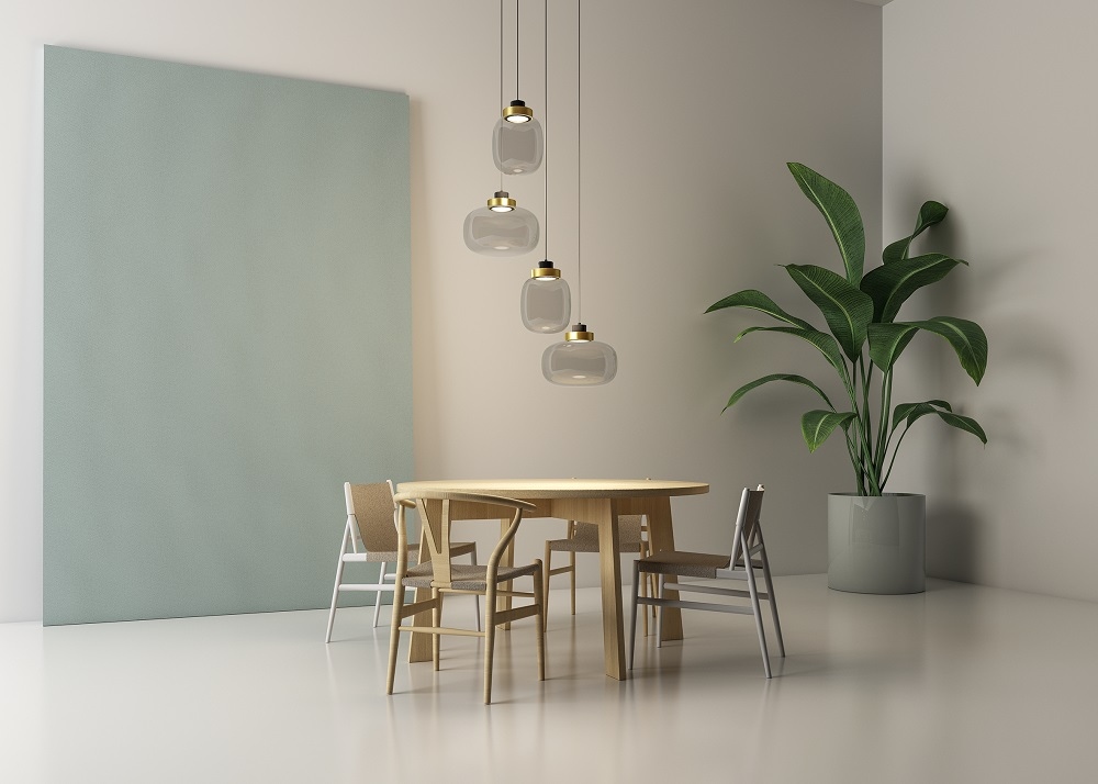Legier Pendelleuchte von Tooy über Esstisch. Moderne Hängeleuchte mit Glas und Goldakzenten.