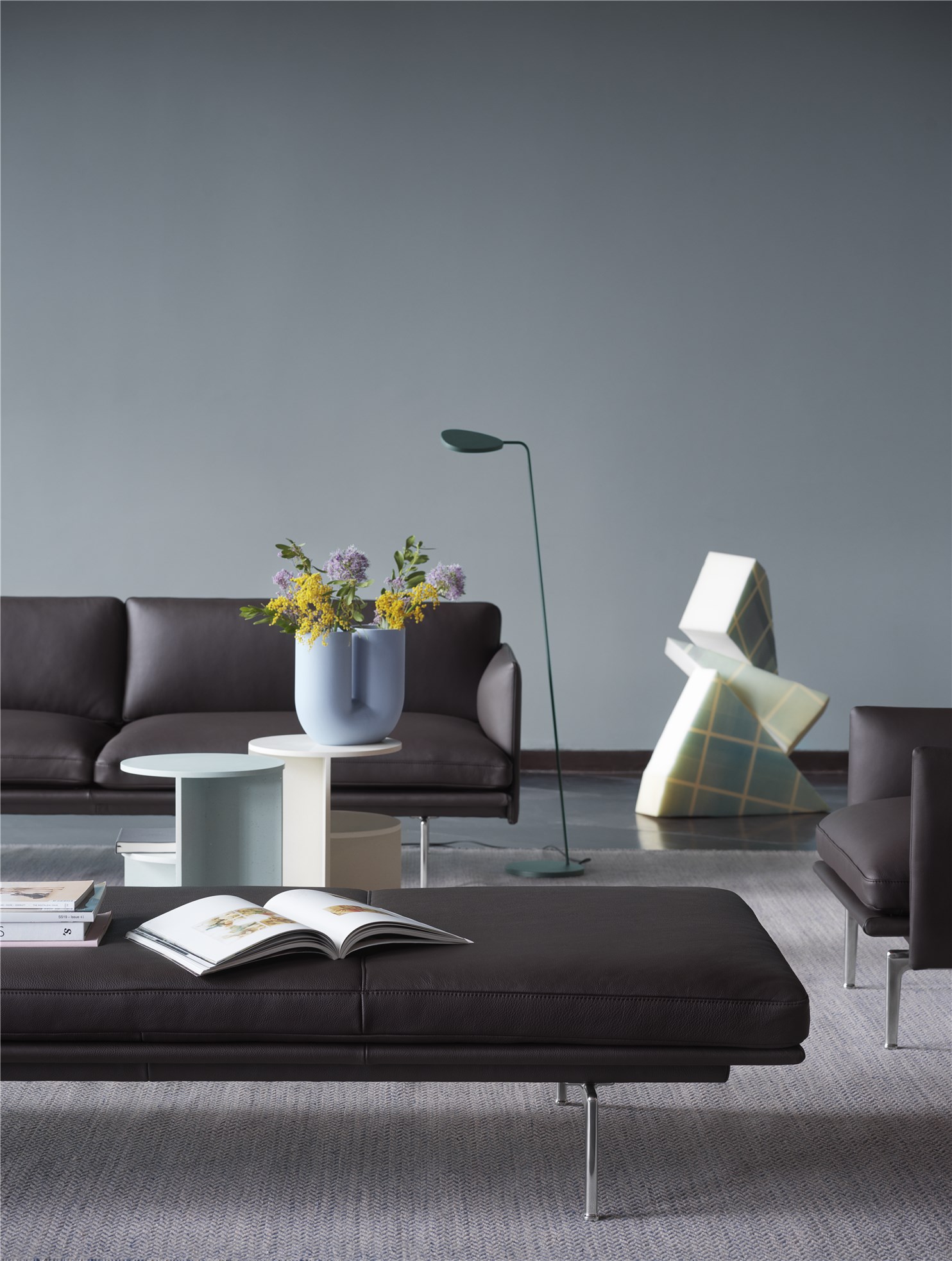 Muuto Outline Sofa, braunes Ledersofa im Wohnzimmer mit Couchtisch und Dekoration.