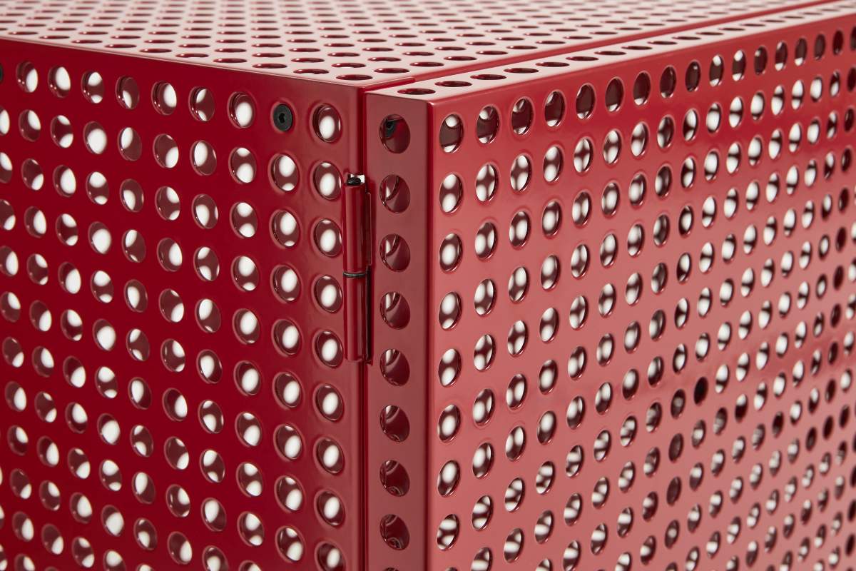 Detailaufnahme des roten Hay Perforated Cabinet Sideboards mit Lochmuster und Scharnier, modernes Möbeldesign.