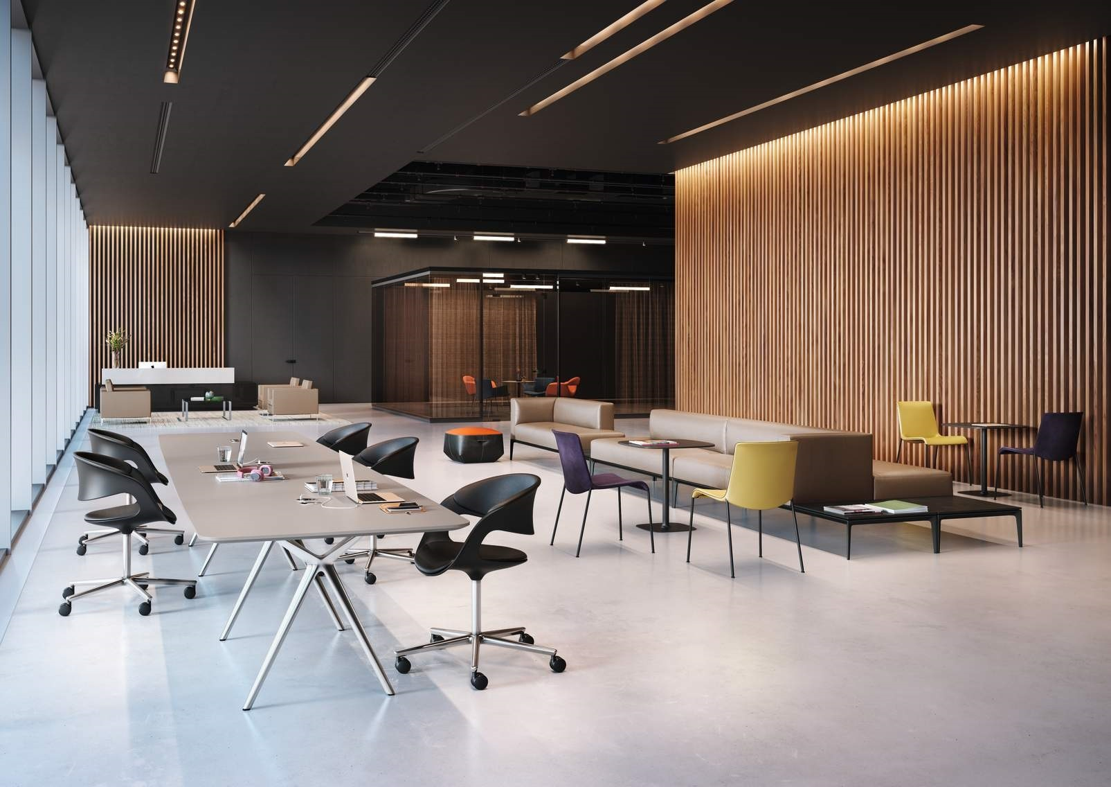 Moderner Konferenzraum mit schwarzem Walter Knoll Lox Drehstuhl und großem Besprechungstisch für stilvolle Büroeinrichtung.