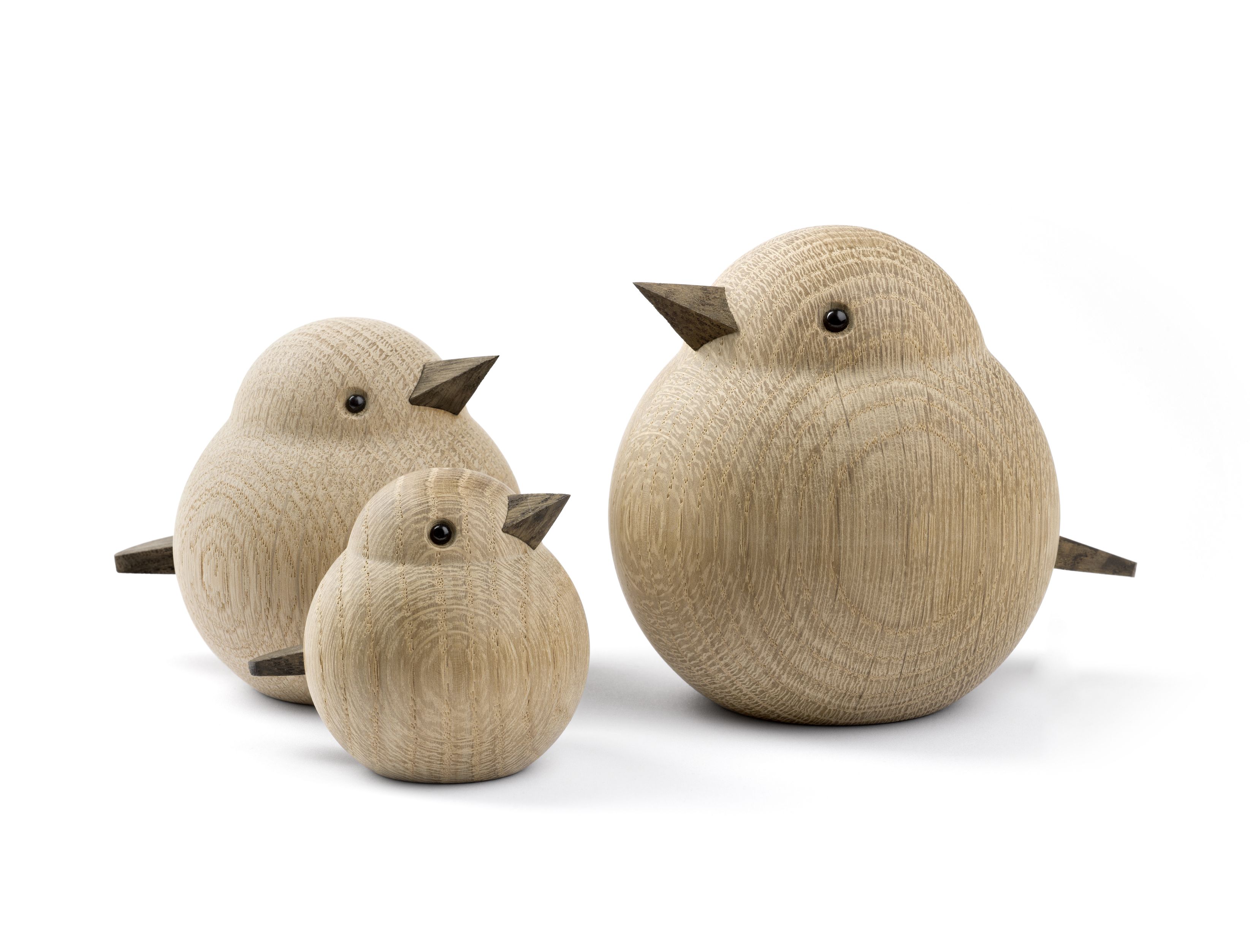 Drei Holzfiguren, Papa Sparrow Eiche natur von Novoform, dekorative Holztiere für Zuhause.