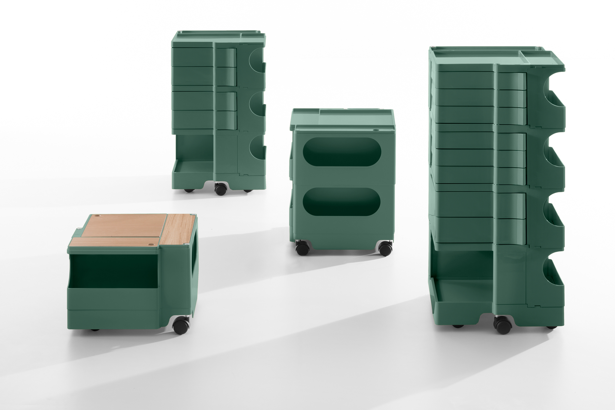Grüne Boby Rollcontainer B-Line in verschiedenen Größen und Ausführungen auf weißem Hintergrund, für Büro und Zuhause.