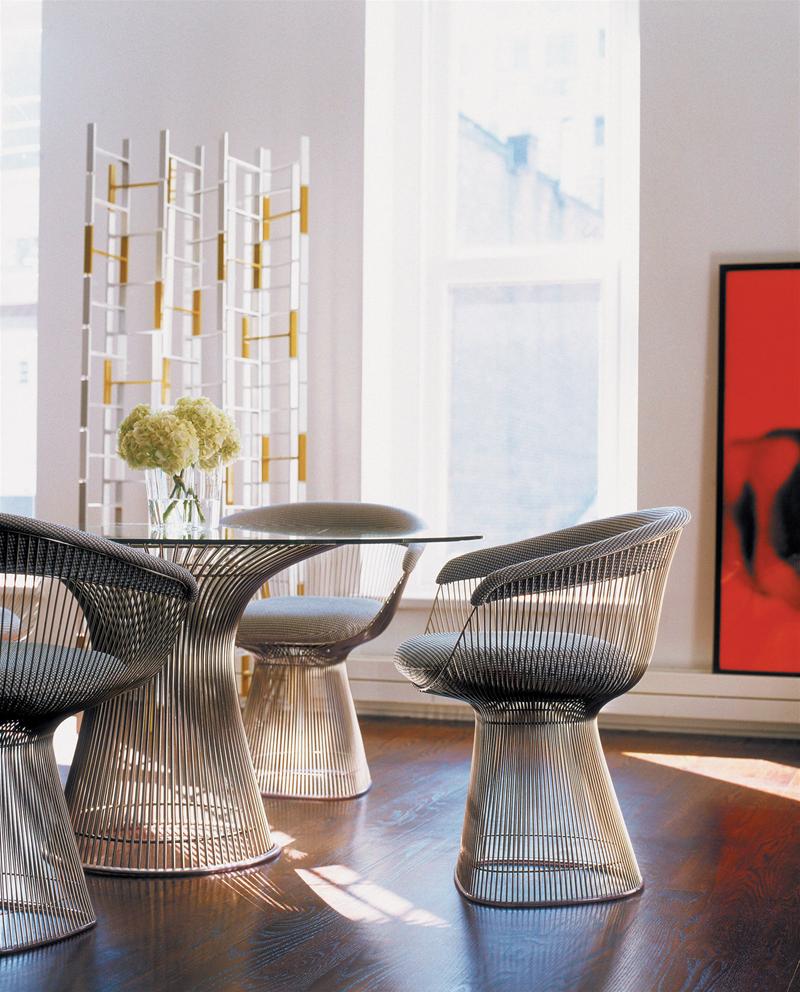 Platner Tisch von Knoll International mit Drahtstühlen und Glasplatte in einem hellen Esszimmer.