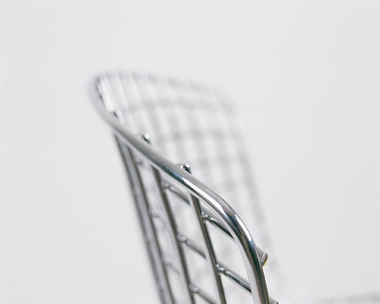Detailaufnahme: Bertoia Stuhl, verchromtes Drahtgestell, Designklassiker für modernes Wohnen.