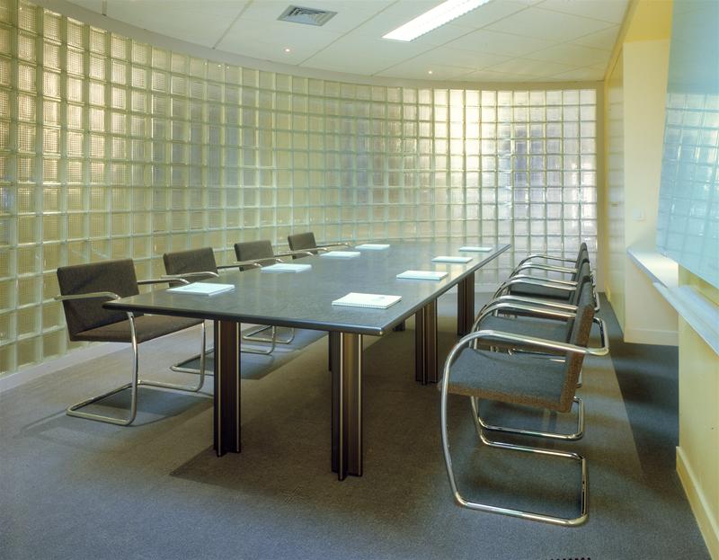 Brno Freischwinger Stühle von Knoll International im Konferenzraum mit Glaswand und großem Tisch.