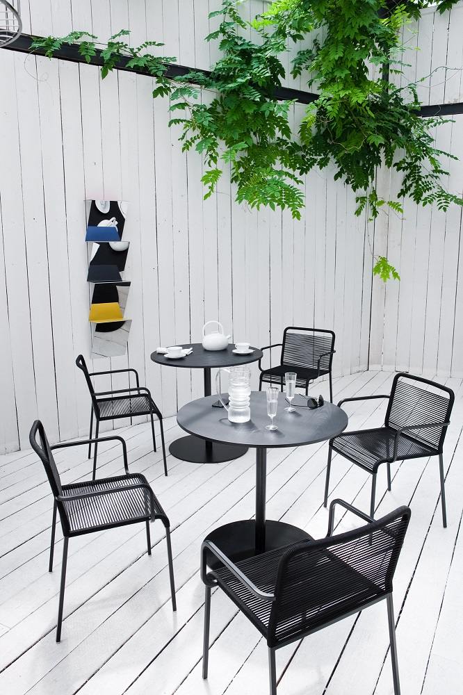 ARIA S43 Armlehnenstuhl von La Palma: Schwarzer Outdoor Stuhl, stapelbar, mit Armlehnen, für Garten und Terrasse.