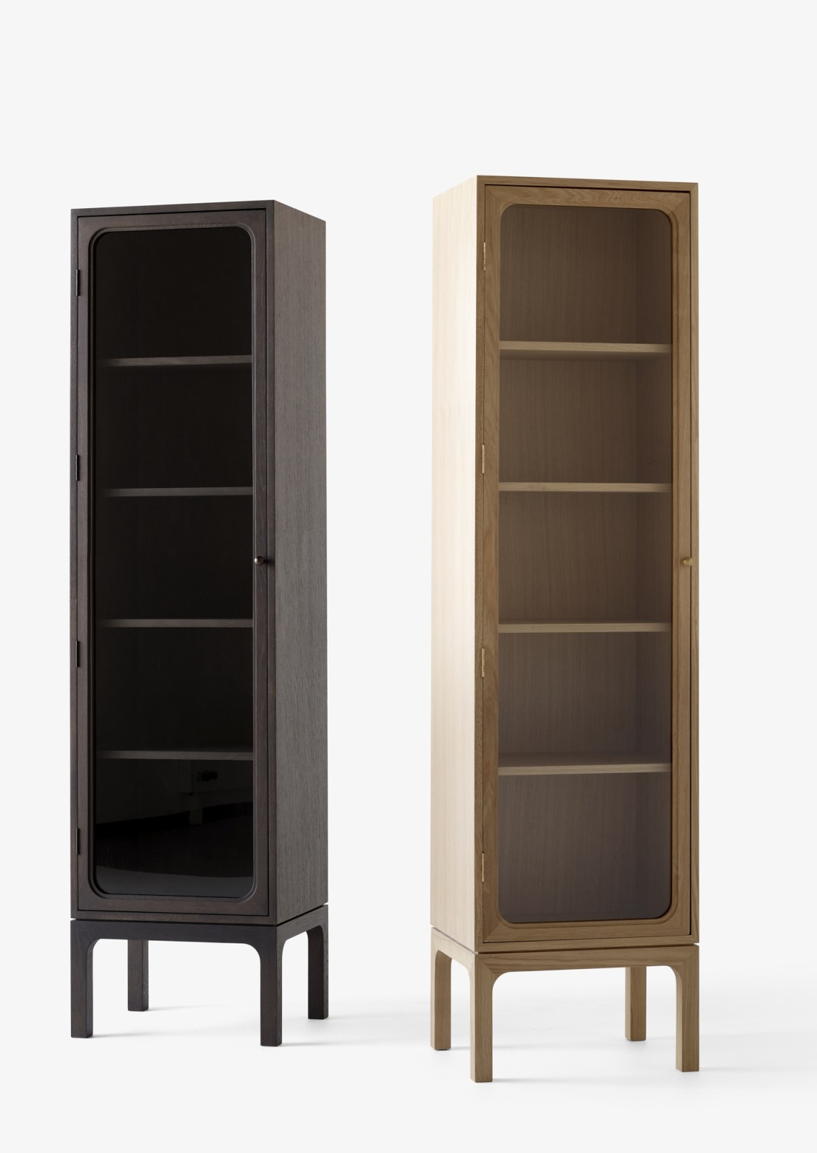AndTradition Trace Vitrine SC87 in Eiche und dunkel gebeiztem Eichenholz, modernes Design mit Glasfront und Regalböden.