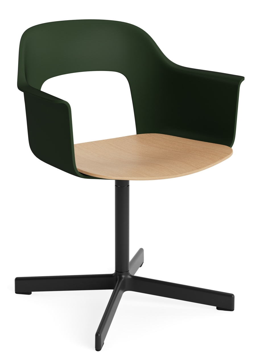 Layout Armchair 232 von Hay, grüner Armlehnstuhl mit Holz-Sitzfläche und schwarzem Drehfuß.