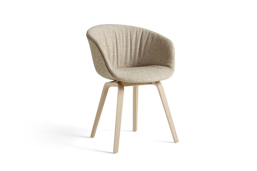 Beiger About a Chair AAC23 Stuhl mit Holzbeinen und Stoffbezug von Hay.