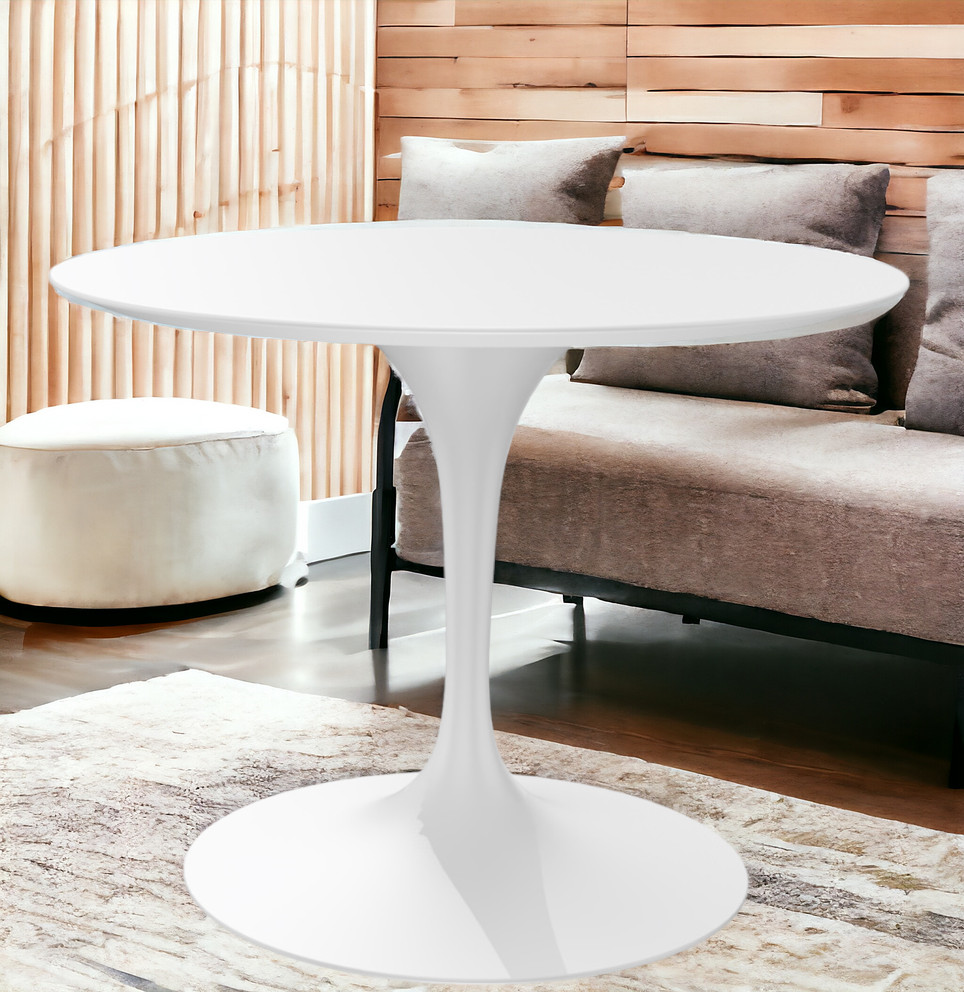 Weißer Saarinen Esstisch von Knoll International mit runder Tischplatte und Trompetenfuß im modernen Wohnzimmer.