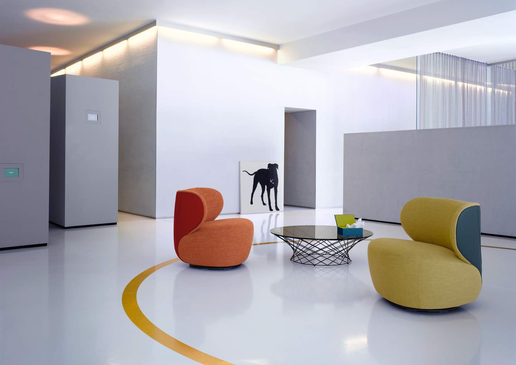 Oranger und gelber Bao Sessel von Walter Knoll in modernem, minimalistischem Wohnzimmer.