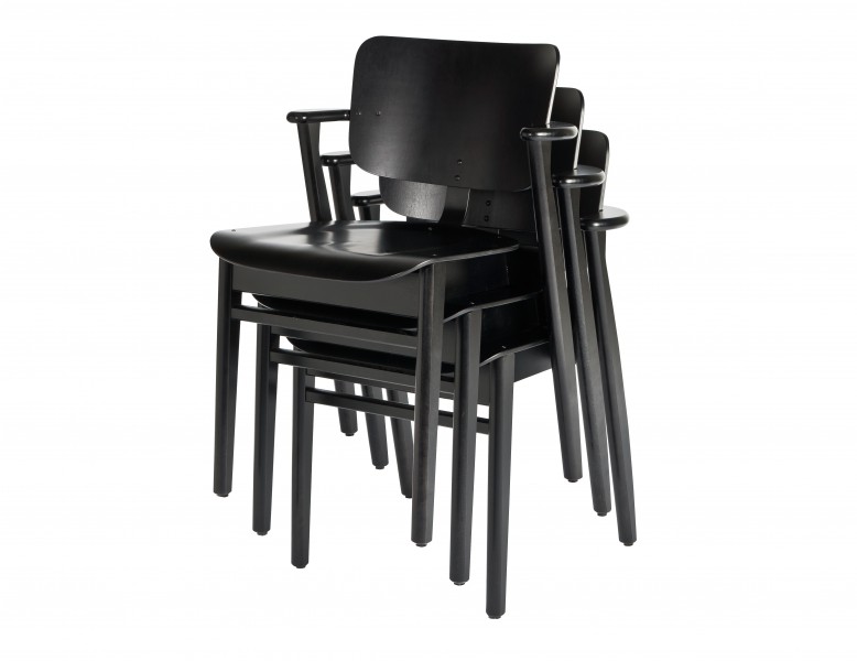 Schwarze Domus Stühle von Artek, stapelbar, Holzstuhl mit Armlehnen für Esszimmer oder Büro.