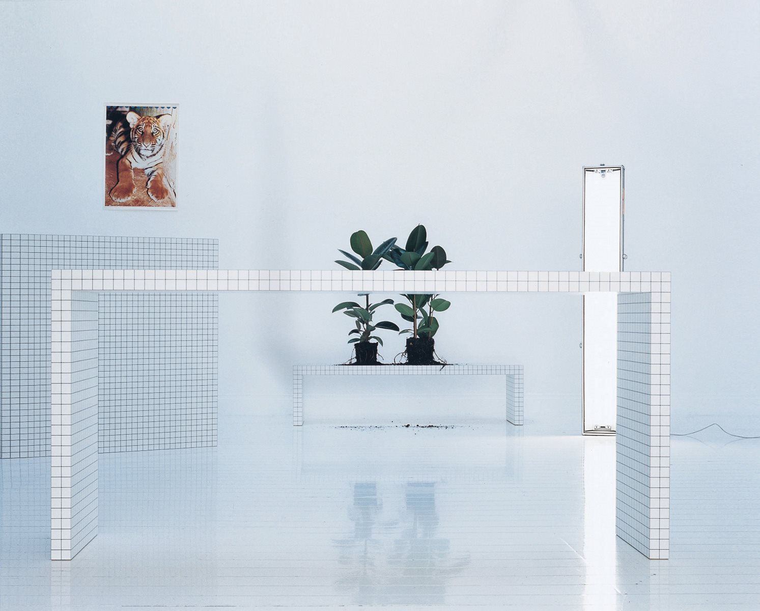 Quaderna Schreibtisch von Zanotta, minimalistisches Design mit quadratischem Rastermuster, weiße Oberfläche, moderne Büromöbel.
