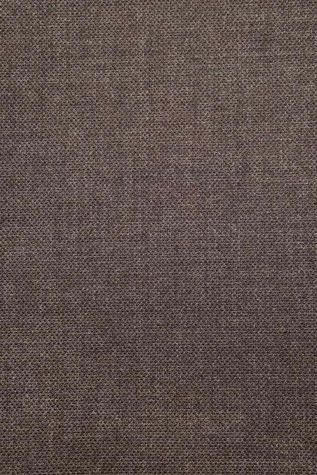 Detailaufnahme des warmbraunen Stoffbezugs für den Ethnicraft Bok Stuhl, Textur und Farbe.