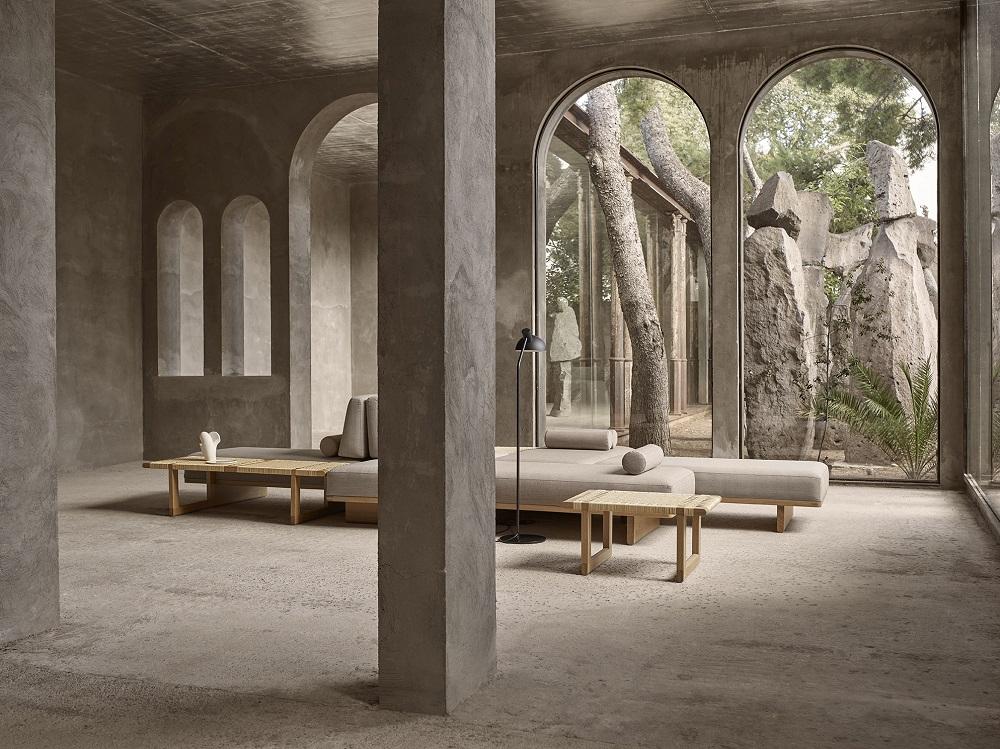 Helle Borge Mogensen Liegeinsel von Carl Hansen & Søn mit Rattan-Tisch in modernem Interieur.